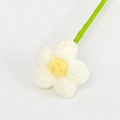 Fiore fatto a mano all'uncinetto con petali bianchi, cuore giallo e stelo verde su bianco - Grande (Senza Foglia) / Bianco