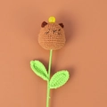 Fleur en peluche capybara faite à la main au crochet avec feuilles vertes - Style Capybara