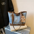 Borsa tote in denim retrò con finiture in pelle marrone e ciondolo a forma di orsetto - Borsa Singola / Blu