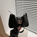 Borsa sottobraccio minimalista in pelle nera con fibbia dorata e tracolla sottile - Nero