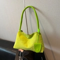 Bolso bajo el brazo minimalista de gamuza verde vibrante con asa de cuero y etiqueta - Verde