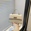 Elegante borsa a tracolla beige con chiusura dorata e finitura in pelle liscia - Bianco