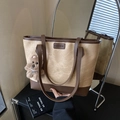 Borsa tote beige con manici in pelle marrone e ciondolo a forma di orso di peluche - Borsa Singola / Cachi