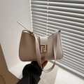 Borsa a spalla in pelle beige rosato chiaro con fibbia metallica geometrica dorata - Bianco