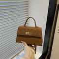 Mini borsa chic con stampa leopardata marrone, finitura opaca e chiusura dorata a scatto - Marrone