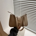 Elegante borsa sottobraccio beige con fibbia dorata e tracolla regolabile - Cachi