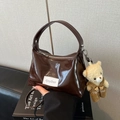 Bolso de hombro en charol marrón oscuro con colgante de oso para mujer - Bolso Individual / Marrón