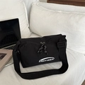 Borsa a tracolla quadrata in nylon nero minimalista con logo bianco e tracolla larga - Nero