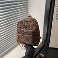 Mini mochila de felpa con estampado de leopardo, correas ajustables y cremallera metálica - Sin Colgante (3705) / Marrón