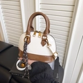 Elegante borsa a conchiglia bicolore in pelle bianca e marrone con nappa intrecciata - Con Ciondolo / Bianco