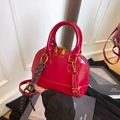 Glänzende rote Muschel-Handtasche aus Lackleder mit Golddetails und Quasten-Anhänger - Einzelne Tasche / Rot