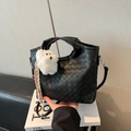 Elegante borsa nera in pelle PU intrecciata con tracolla e ciondolo a forma di cane - Nero con ciondolo / Nero