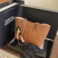 Braune gewebte Tragetasche mit bunten Perlenquasten und schmalen Schulterriemen - Einzelne Tasche / Braun