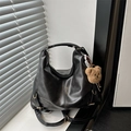 Borsa hobo nera vintage ad alta capacità con grazioso ciondolo a forma di orsetto - Borsa Singola / Nero