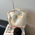 Elegante borsa a secchiello crema con trama intrecciata e ciondolo a forma di cane - Bianco con ciondolo / Bianco