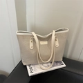 Bolso tote grande de lona beige con ribete de cuero blanco y remaches dorados en silla - Blanco