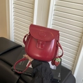Rote Vintage-Satteltasche aus Kunstleder mit Erdbeeranhänger und Logo-Prägung - Mit Anhänger / Rot