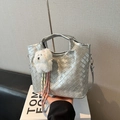 Borsa tote intrecciata argento con ciondolo a orsetto e tracolla metallica regolabile - Argento (Con Ciondolo) / Argento