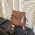 Braune Vintage PU-Leder Umhängetasche mit Erdbeer-Anhänger und ovalem Logo - Mit Anhänger / Braun