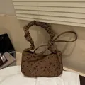 Borsa a tracolla in velluto a coste marrone con motivi a cuore e manico arricciato - Marrone