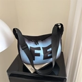Bolso bandolera con degradado azul y blanco, estampado FE grande y correa ajustable - Azul