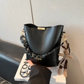 Elegante borsa a secchiello nera in pelle con hardware dorato e ciondolo a forma di coniglio - Borsa Singola / Nero