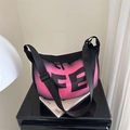 Bolso bandolera de media luna de moda con degradado negro y rosa y logotipo FE - Rosa