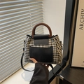 Shopper mit Hahnentrittmuster, Holzgriff und schwarzer Ledertasche im Studio-Ambiente - Schwarz