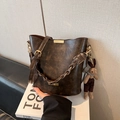 Secchiello vintage marrone con manico intrecciato e ciondolo a forma di coniglio peluche - Borsa Singola / Caffè Scuro