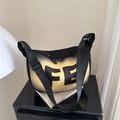 Bolso hobo moderno degradado negro y amarillo con estampado FE y bandolera - Amarillo