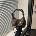 Moderne dunkelbraune Handtasche mit Falten-Griff, Goldkette und strukturierter Wolkenform - Braun