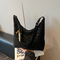 Vintage-Hobo-Tasche mit schwarzem Leopardenmuster und verstellbarem Riemen sowie Holzperlen - Ohne Anhänger / Schwarz