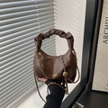 Dunkelbraune gefaltete Handtasche mit glänzendem Finish und goldener Kette - Braun