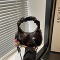 Donkerbruine handtas van geplooid leer met zilveren ketting en een pluchen beerhanger - Zonder hanger / Bruin