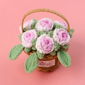 Panier de fleurs au crochet fait main avec roses roses et blanches en osier brun - Petit Panier de Roses Rose Coréen en Dégradé
