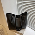 Bolso tote negro de gran capacidad en cuero sintético con hebillas doradas y diseño elegante - Negro