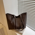 Bolso tote grande de cuero marrón oscuro con etiqueta grabada para el uso diario - Marrón
