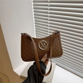 Braune Schultertasche mit Monogramm-Muster und metallischer M-Logo-Schnalle - Hellbraun