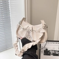 Elegante borsa a mano beige a pieghe con catena decorativa di perle e fiori argentati - Bianco