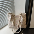 Große Shopper-Tasche mit Blumenmuster, Bären-Print und Metallkette für den Sommer - Gebrochenes Weiß