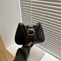 Elegante bolso de hombro negro brillante con hebilla cuadrada dorada de mujer - Negro