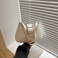 Bolso baguette blanco crema con hebilla dorada y acabado en cuero PU texturizado - Blanco