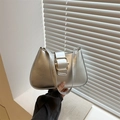 Bolso de hombro retro plateado con gran hebilla dorada sobre fondo blanco - Plateado