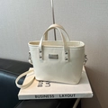 Elegante cremeweiße Beuteltasche aus Kunstleder mit Silberplakette und schmalem Schultergurt - Weiß