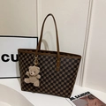 Borsa tote vintage marrone con monogramma, manici e ciondolo orsetto di peluche su base - Marrone