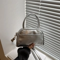 Mini bolso de mano plateado metalizado de piel sintética con herrajes dorados y correa - Plateado