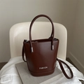 Bolso bombonera de cuero marrón oscuro de moda con letras plateadas y correa - Marrón Oscuro