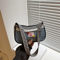 Borsa a tracolla in denim blu con bordi a scacchi e toppa con ciliegie stile Y2K - Nero