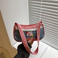 Borsa a spalla in denim e quadretti rossi con pizzo bianco e ricamo di ciliegie - Rosso