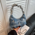 Blaue Denim-Umhängetasche mit silbernen Schmetterlingen und gerafftem Metallgriff - Blau